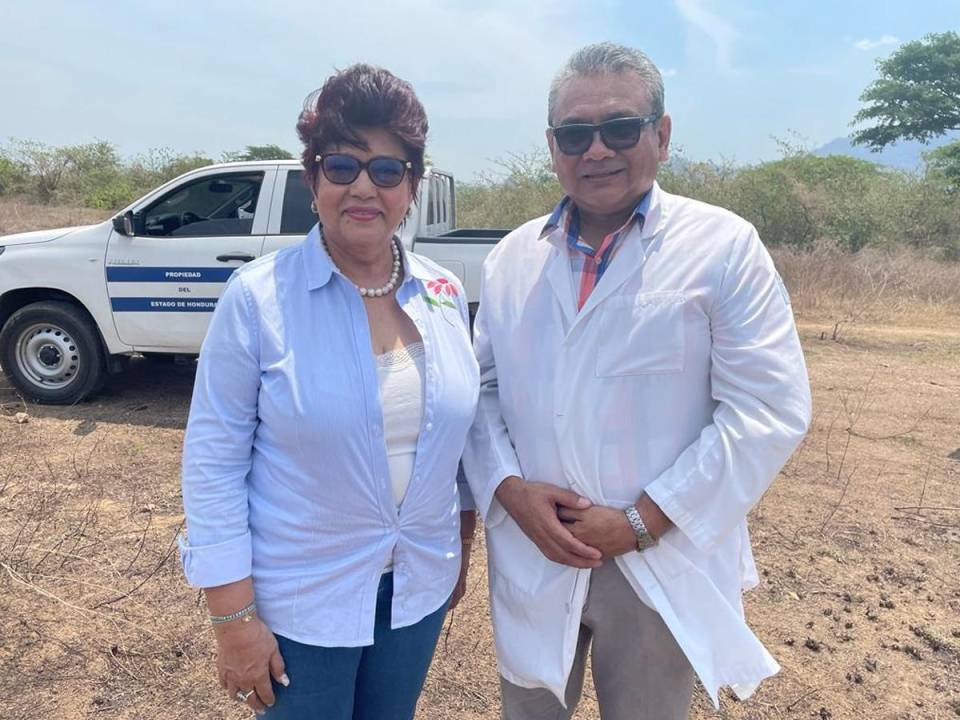 Belinda Martínez, directora del BCIE por Honduras, junto a Carlos González, director del Hospital General del Sur, durante su visita al terreno donde se construirá el nuevo hospital de Choluteca.