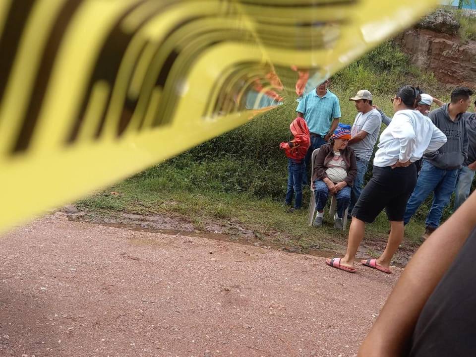 Una ola de violencia rodea a Honduras. En esta semana del 6 al 12 de noviembre hubo muerte de menores de edad, el hallazgo de fosas clandestinas y atentados mortales a taxistas que dejaron consternaciones, preocupación e impotencia en la población hondureña. A continuación el recuento.