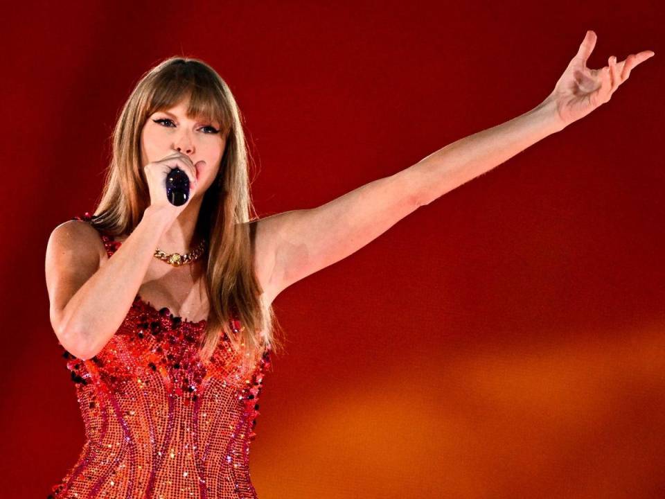 La estrella del pop Taylor Swift ofreció un colorido concierto en París, con nuevas canciones y un ambiente de excitación, en el inicio de su gira The Eras Tour por Europa que la llevará a Madrid, Londres o Múnich. A continuación, las imágenes del multitudinario evento.