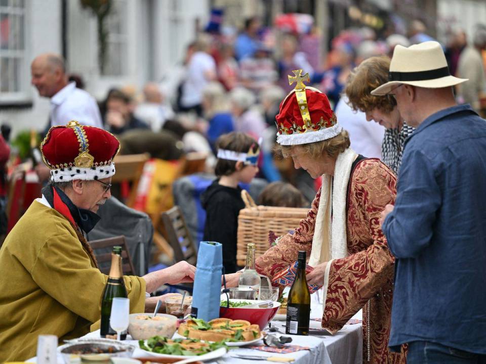 Los británicos celebraron en fiestas callejeras compartiendo comida y bebidas.