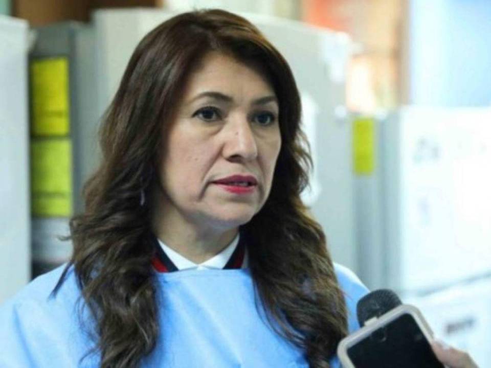 La apoderada legal de la exministra de Salud, Alba Consuelo Flores, evadió algunas preguntas de su defendida como su día de entrega o si se encuentra en el país.