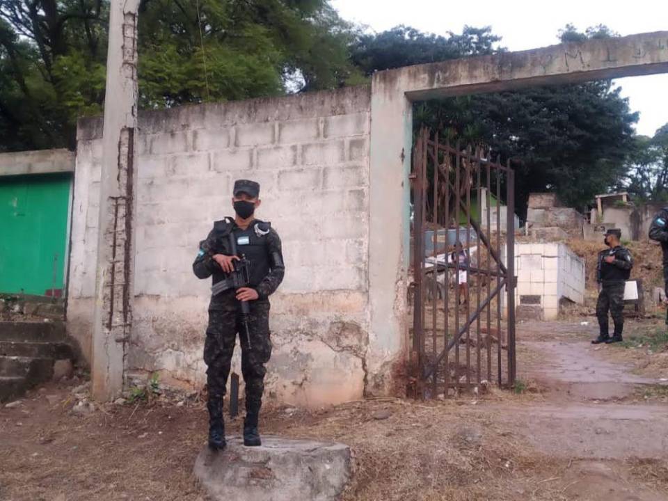 Agentes de la Policía Nacional y Militar se encuentran en las entradas de los cementerios capitalinos con el fin de brindar seguridad a las personas.