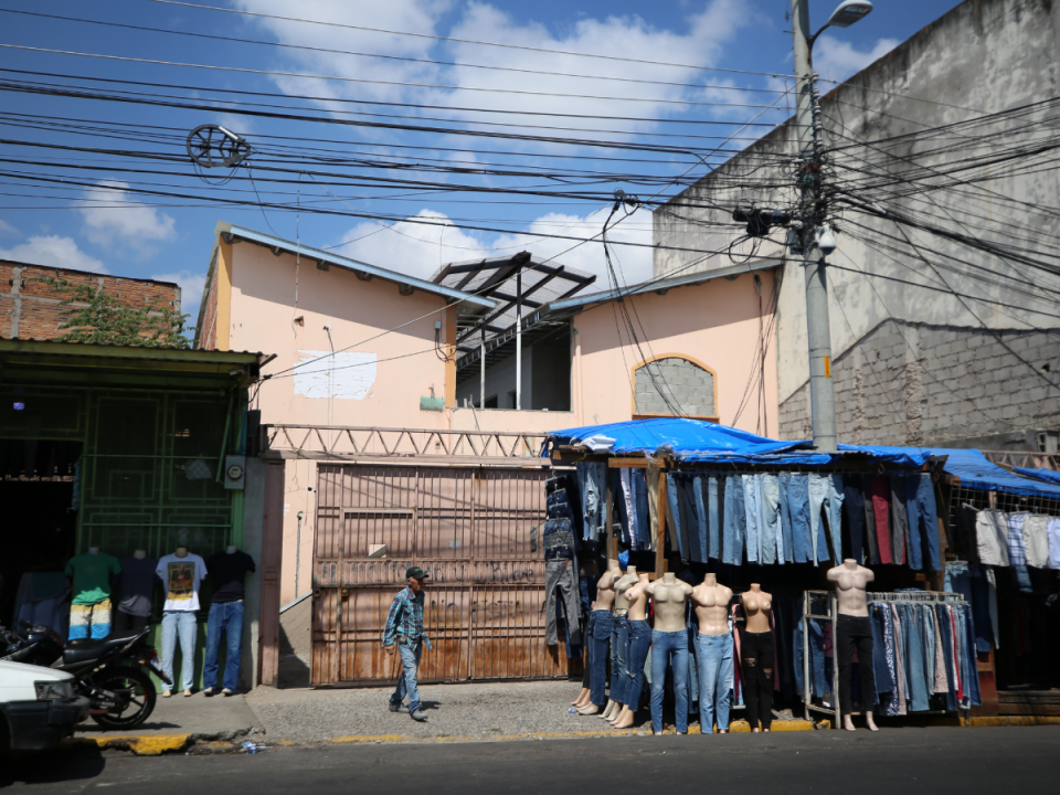 El nuevo plantel escolar y clínica contará con el apoyo del gobierno. El inmueble está ubicado frente al palo de hule y sigue en remodelación.