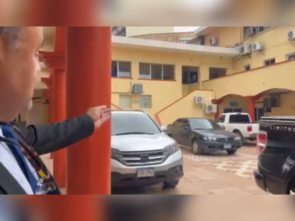 Captura de pantalla del video compartido por el diputado Carlos Umaña, denunciando que había vehículos estacionados.