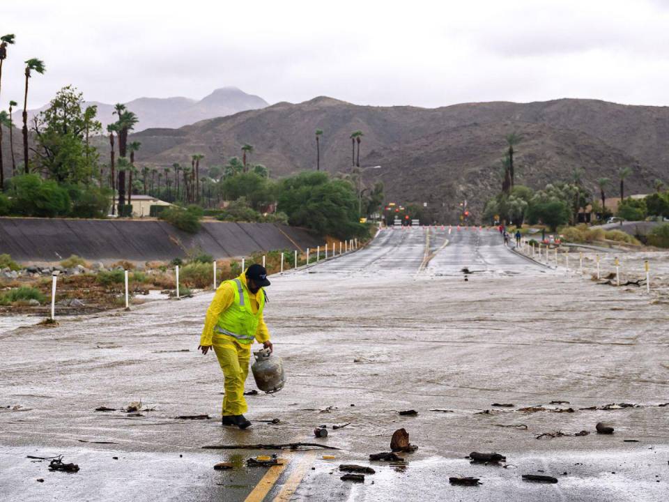 La tormenta tropical Hilary generó lluvias récord en el sur del estado de California, en el oeste de Estados Unidos, lo que obligó a cerrar escuelas, carreteras y negocios antes de llegar a Nevada el lunes.