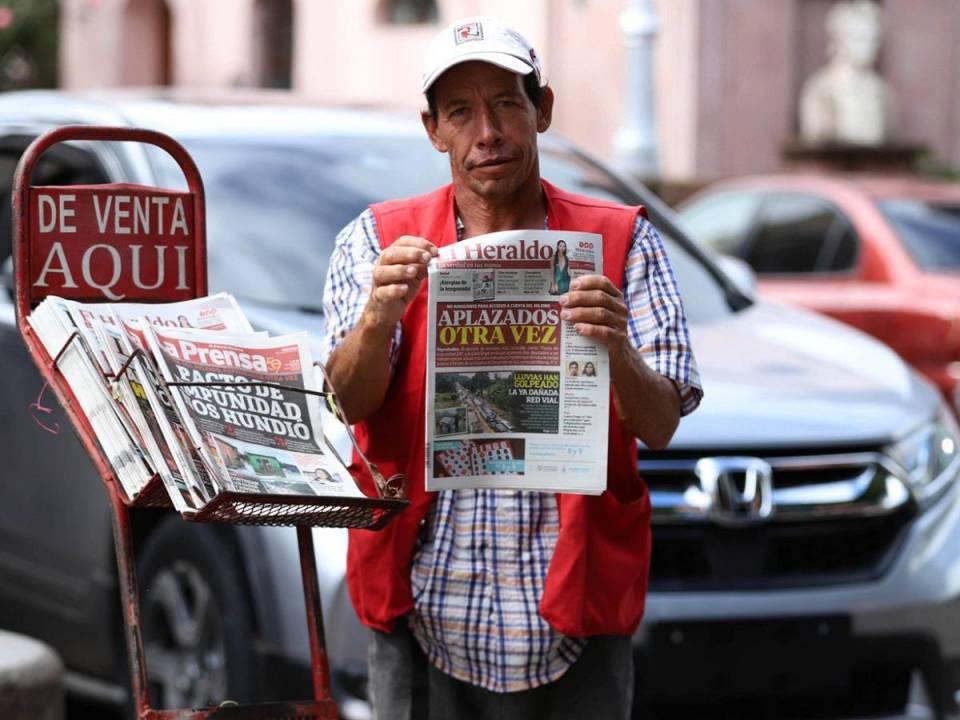 Correr antes de que el semáforo cambie de rojo a verde, y vociferar con energía, las noticias más importantes del día son parte de las estrategias que emplean los populares “canillitas” para realizar la venta diaria de periódicos como EL HERALDO. ¡Hoy celebran su día!, “felicidades, canillitas de Honduras”.