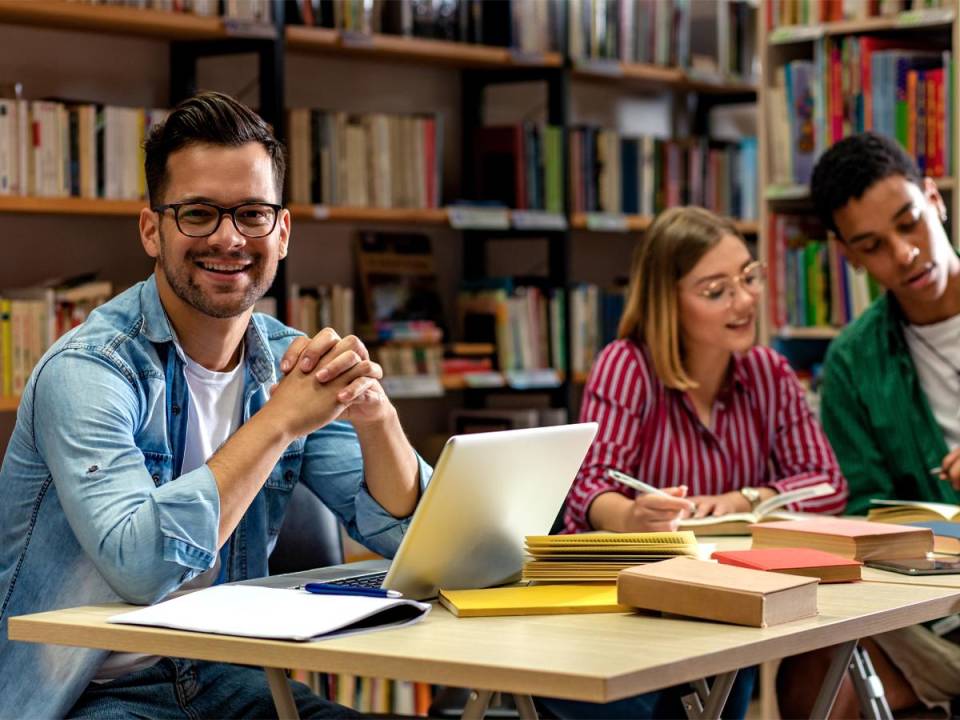 En un mundo cada vez más competitivo y globalizado, la UTH pone a disposición su programa de Becas Internacionales para que sus estudiantes y docentes puedan acceder a una educación de alto valor.