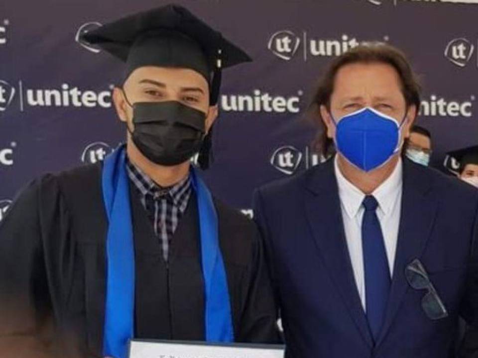 Edwin Andino se graduó en 2021 como periodista. En esta imagen junto a su profesor Aldo Romero.
