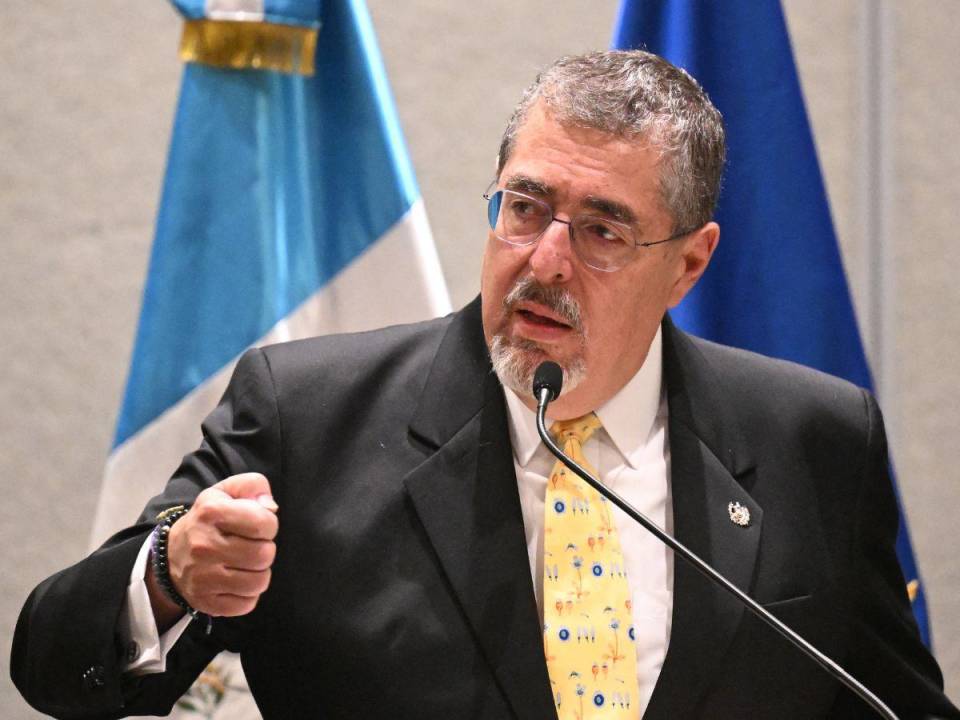El presidente electo de Guatemala, Bernardo Arévalo, habla durante una conferencia de prensa conjunta con el Alto Representante de la Unión Europea para Asuntos Exteriores y Política de Seguridad en la ciudad de Guatemala el 13 de enero de 2024.