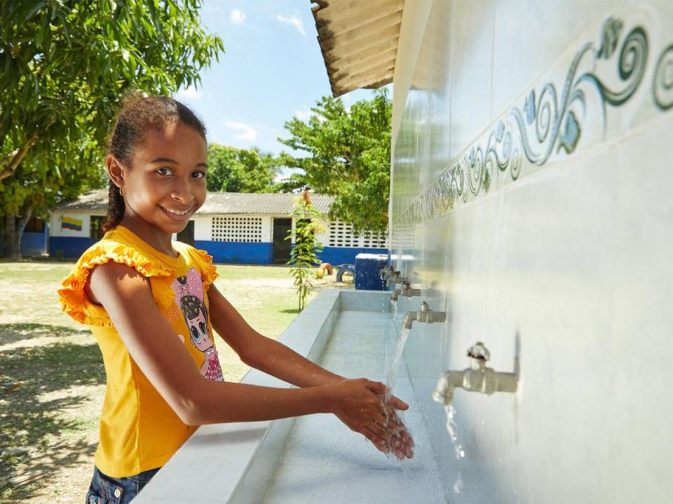 Kimberly-Clark y Discovery, unidos por la causa. La iniciativa “Un Paso a la Dignidad”, resalta el impacto transformador del programa “Baños Cambian Vidas”, beneficiando a más de 5 millones de personas en América Latina.