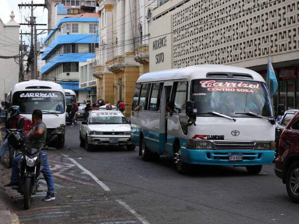 Más del 90% de las rutas de buses que funcionan en la capital recorren el centro de Tegucigalpa y los mercados de Comayagüela por la afluencia de personas.