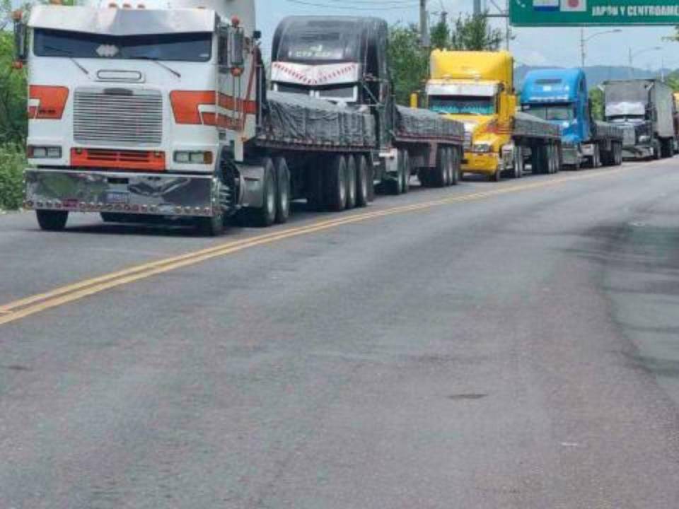 Extensas filas de transporte pesado desde El Salvador esperan hasta horas para ingresar al recinto aduanero de Honduras.