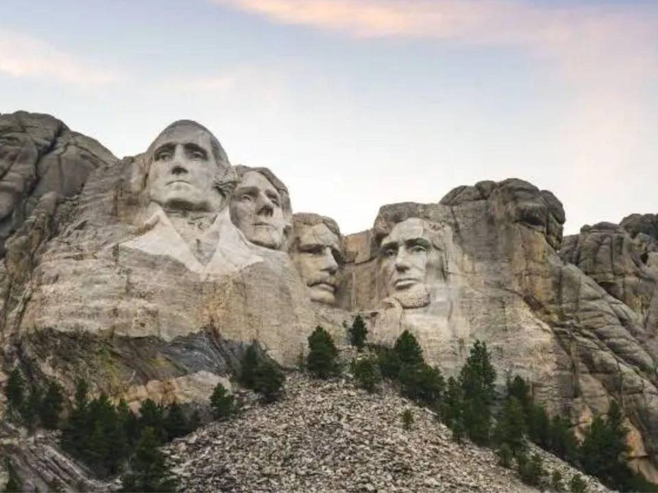 George Washington, Thomas Jefferson, Theodore Roosevelt y Abraham Lincoln son parte del monumento a los presidentes.