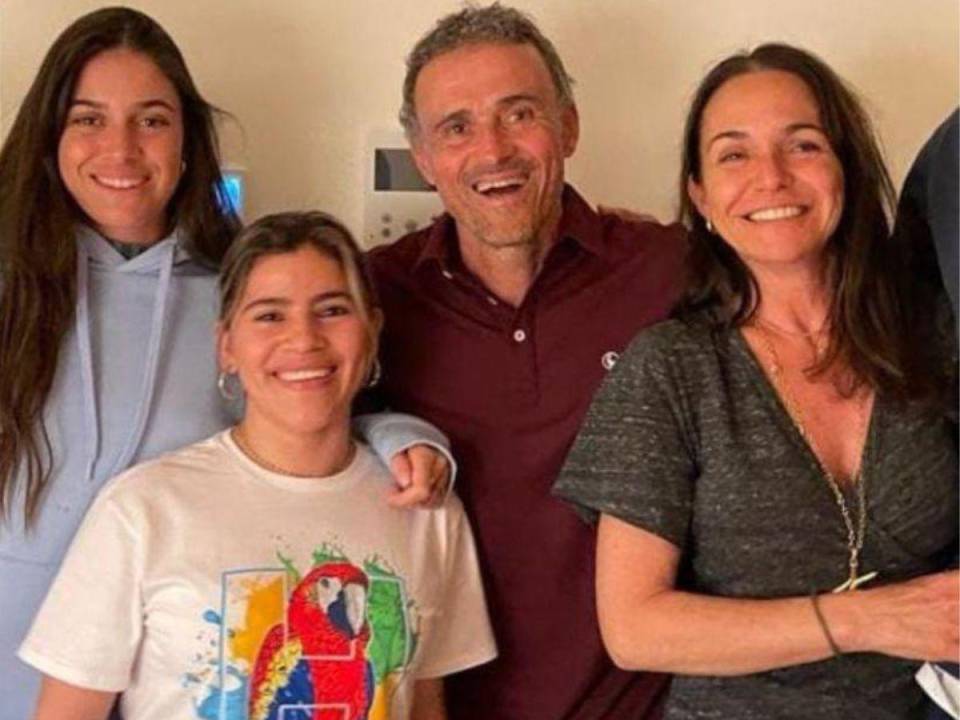 Ada Marisol Pérez se ha convertido en una pieza clave para la familia de Luis Enrique. En la foto posa muy feliz junto al técnico español, su esposa Elena Cullell y su hija Sira Martínez.
