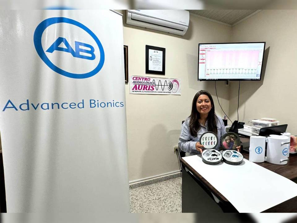 La Doctora Marcela Mamián, Audiólogo de soporte clínico para Advanced Bionics, Latinoamérica, destacando la última tecnología en procesadores de sonido diseñados para población pediátrica, ofreciendo soluciones innovadoras en implantes cocleares.