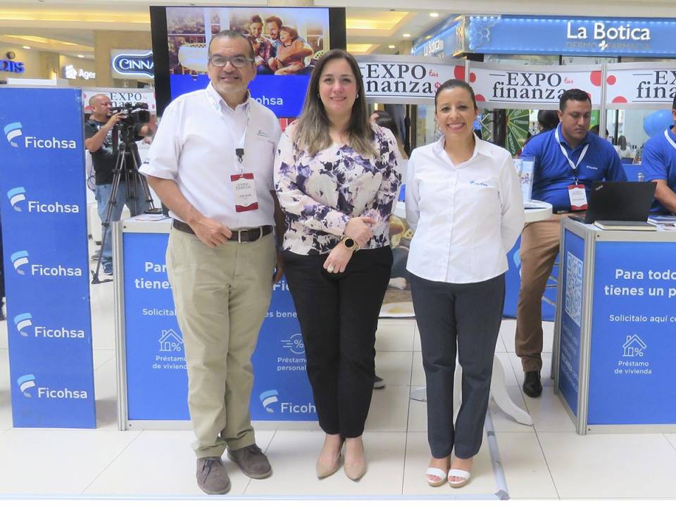 José Quan, gerente general de Evetia junto a ejecutivas de Ficohsa, Adriana Perdomo y Alejandra Claros en la inauguración de “Expo Tus Finanzas 2023”.