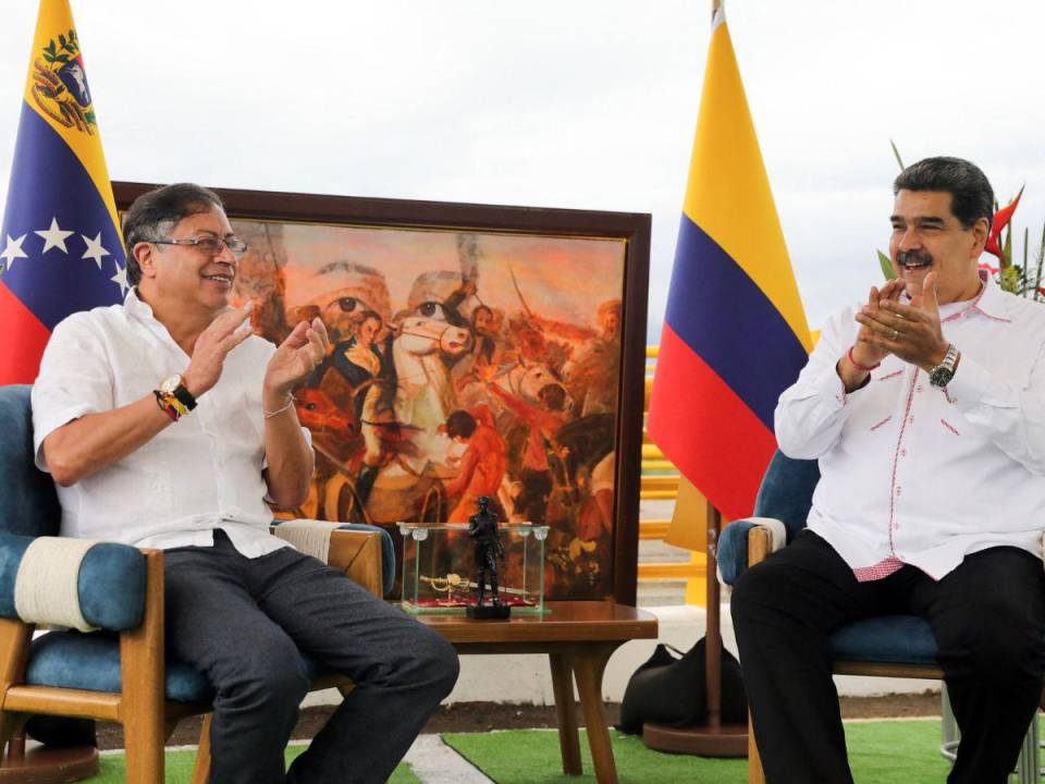 Maduro y Petro estuvieron sentados cara a cara en un evento folklórico junto a ellos había una raya blanca que marcaba la frontera.