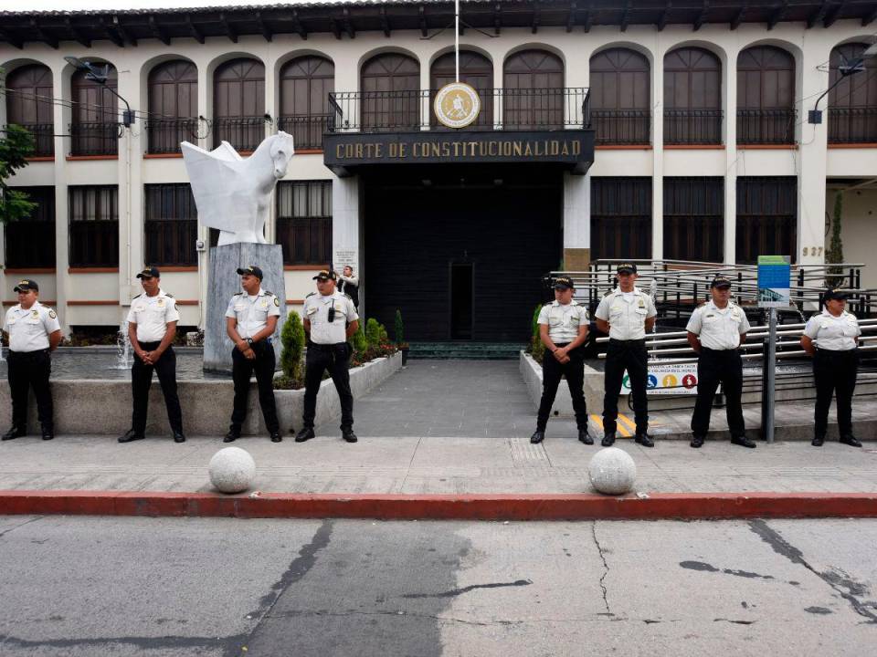 La policía hace guardia afuera del edificio de la Corte Constitucional mientras estudiantes universitarios y miembros de la sociedad civil participan en una manifestación para exigir la renuncia de la fiscal general Consuelo Porras, el fiscal anticorrupción Rafael Curruchiche y otros funcionarios judiciales.