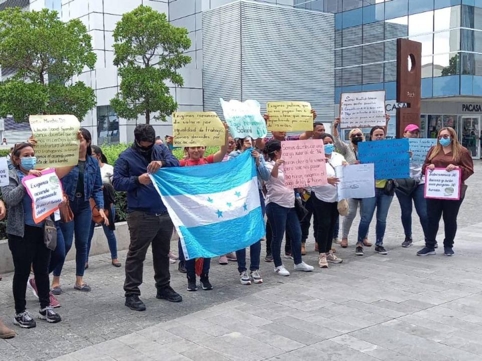 Un grupo de docentes protestó frente a la Secretaría de Educación en la capital.