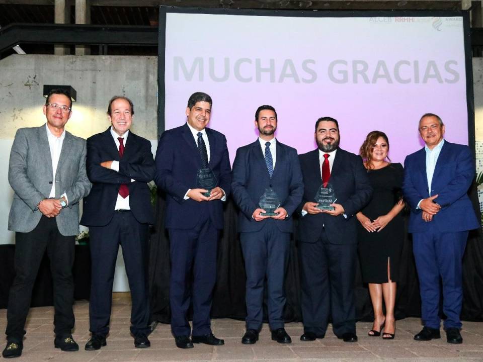 Ejecutivos de varias empresas galardonadas en la ceremonia celebrada por Awards of Happiness e INCAE.