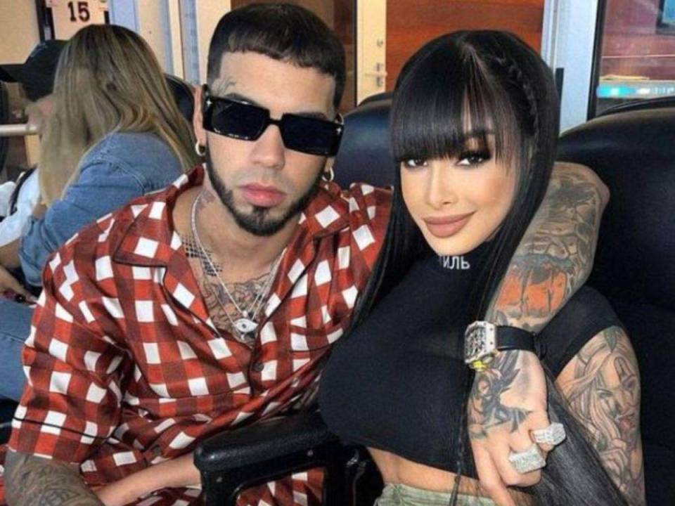 Después de 8 meses de matrimonio, Anuel confirmaba en un video que ya no tenía nada con Yailin y que estaban en proceso de divorcio. El anuncio se hizo semanas antes del nacimiento de la hija de la pareja.