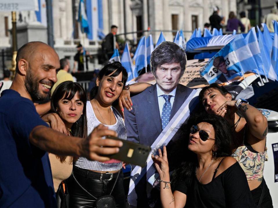 Los argentinos se aglomeraron en las calles para festejar la toma de posesión de Javier Milei.