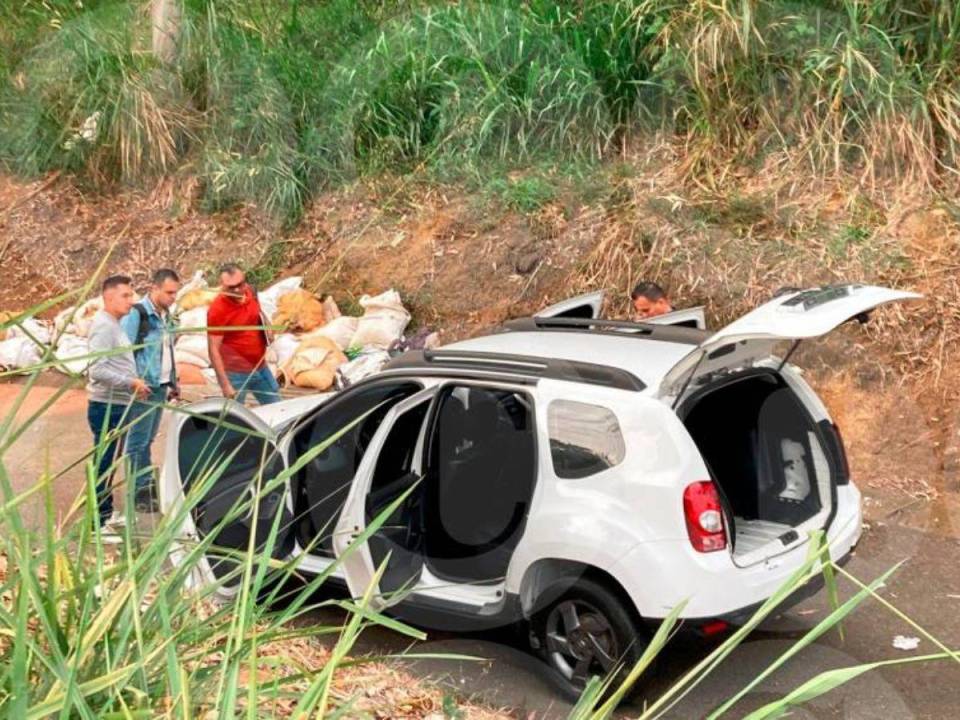 Este fue el vehículo donde fue encontrado el cadáver en Medellín.