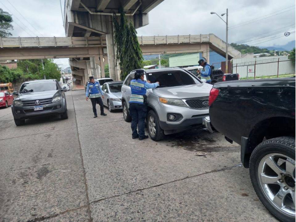 Los agentes de Tránsito se desplazan por la ciudad verificando que las vías estén libres, de lo contrario aplican las multas.