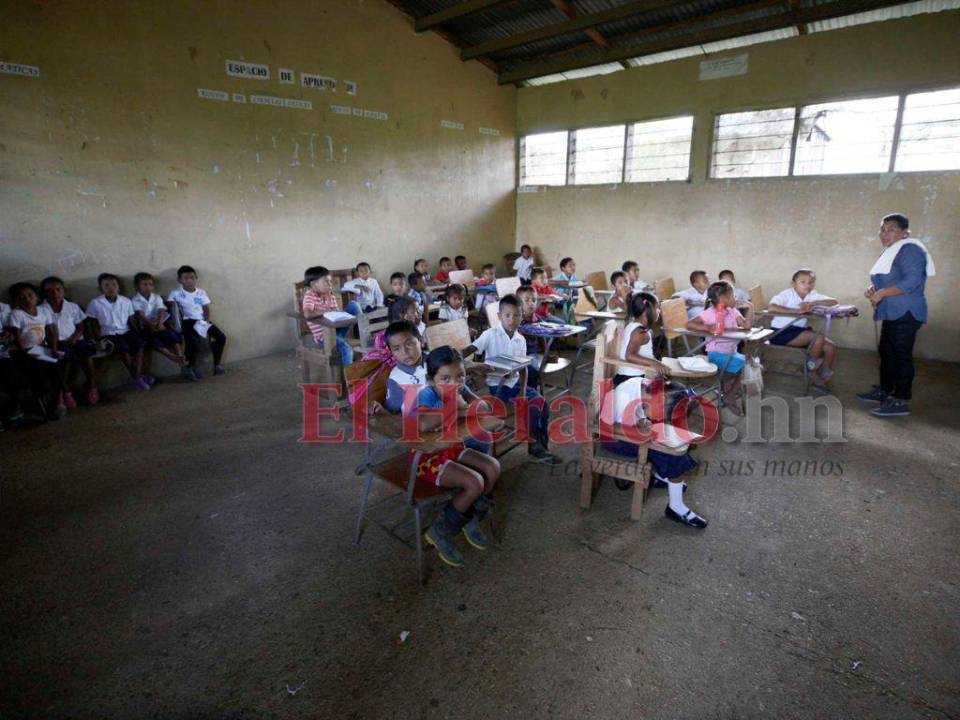 La Escuela Marco Aurelio Soto es un ejemplo de la situación precaria de la comunidad; los niños tienen que compartir una silla entre tres para poder recibir sus clases, urgen de apoyo.