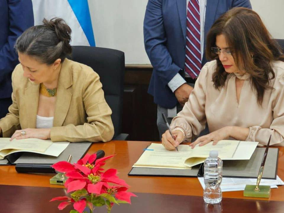 La secretaria de Finanzas, Rixi Moncada, participó en la firma del acuerdo con el Banco Interamericano de Desarrollo (BID).