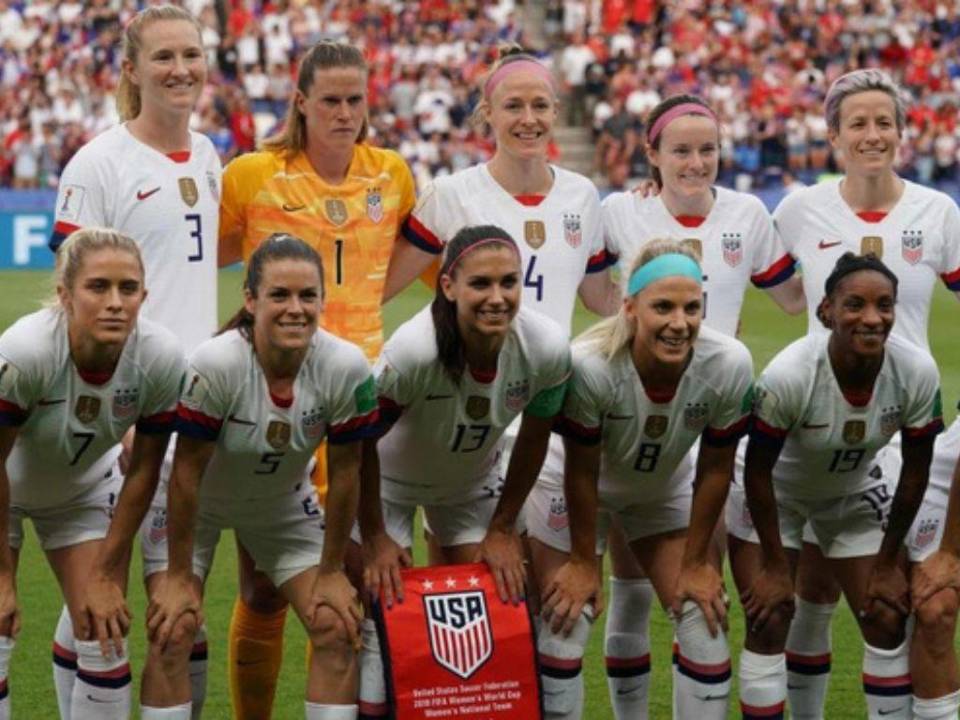 Ante los éxitos conseguidos durante años, la selección femenina de los Estados Unidos venía exigiendo a la federación una mejora salarial a la hora de repartir los premios tras los logros conquistados.