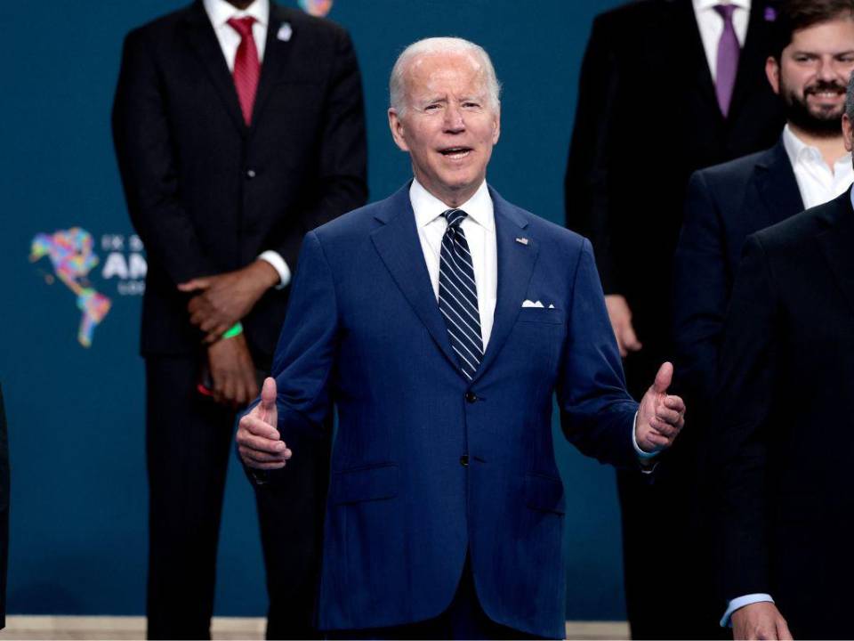 El presidente de los Estados Unidos, Joe Biden, hace un gesto mientras posa para una foto grupal con los líderes de la IX Cumbre de las Américas en el Centro de Convenciones de Los Ángeles el 10 de junio de 2022 en Los Ángeles, California.