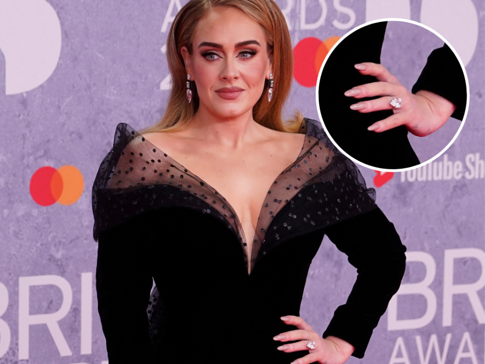 Adele posó mostrando su enorme anillo.