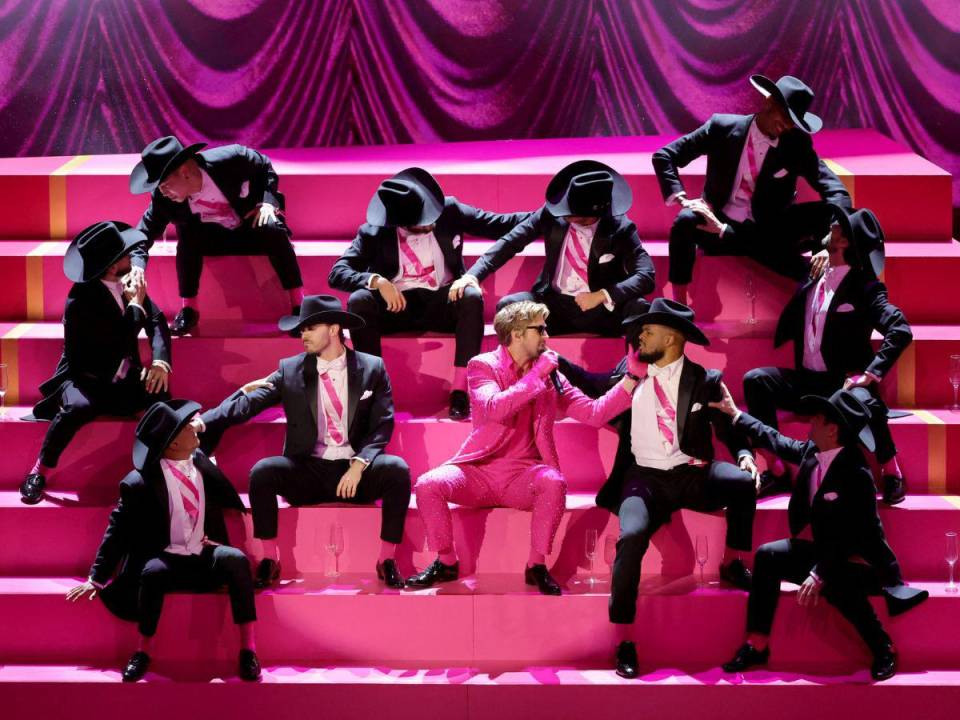 El actor canadiense Ryan Gosling, quien dio vida al personaje de “Ken” en la película “Barbie”, interpretó el tema “I’m Just Ken” en el escenario durante la 96ª edición anual de los Premios Oscar. Aquí las mejores imágenes.