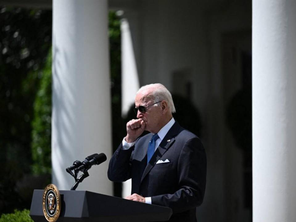 Biden, quien está vacunado con dosis completa y ha recibido además dos de refuerzo, está determinado a “proteger a todos aquellos (...) que tienen que trabajar cerca de él”.