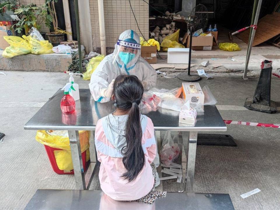 Las autoridades sanitarias han advertido que podrían tomarse medidas aún más estrictas pese a que la política de “cero covid” de Pekín parece estar generando cansancio en la población.