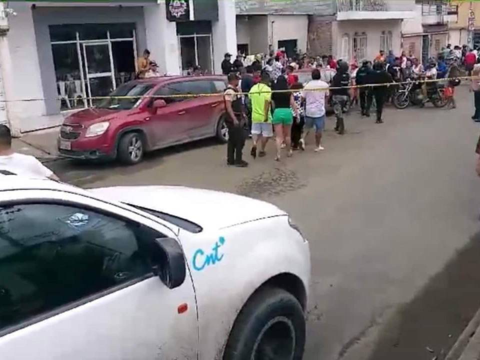 Según el informe policial, Parrales fue sorprendido por dos hombres mientras finalizaba su almuerzo y fue asesinado a disparos.