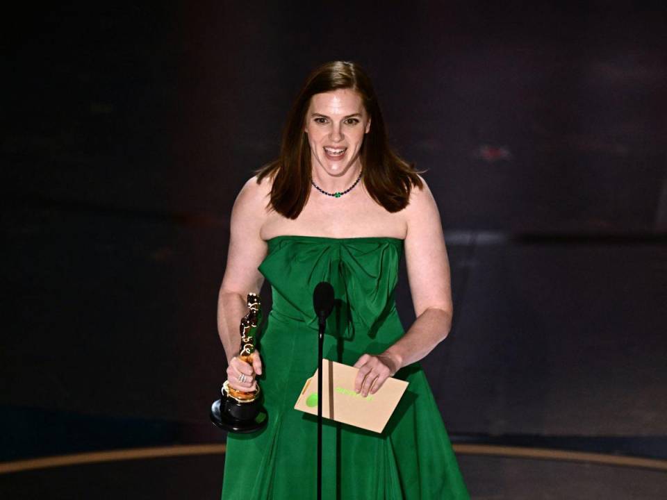 Jennifer Lame acepta el premio a la Mejor Edición de Película por “Oppenheimer” en el escenario durante la 96ª Entrega Anual de los Premios de la Academia.