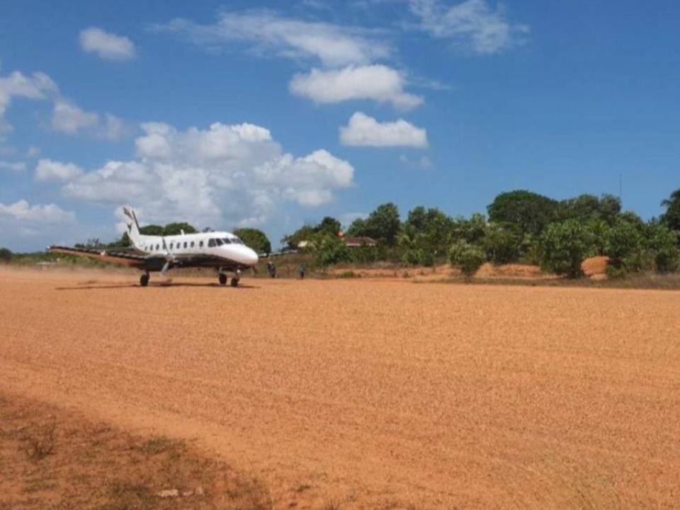 En una pista de tierra han aterrizado durante décadas los aviones de las aerolíneas que operan en Puerto Lempira, Gracias a Dios.