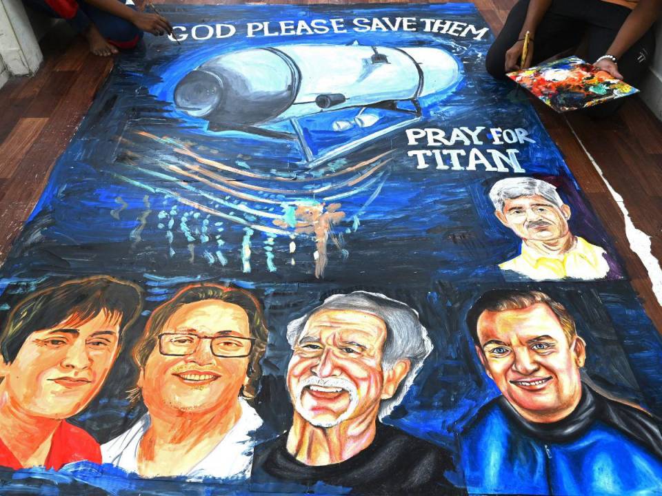 Los estudiantes de la escuela de arte dan los toques finales a una pintura que representa a cinco personas a bordo de un sumergible llamado Titán, que desapareció cerca de los restos del Titanic.