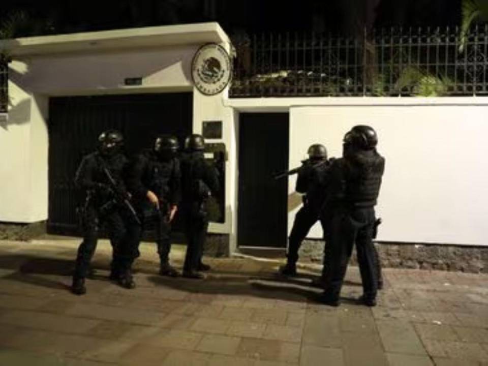 Las autoridades de Ecuador irrumpieron en la embajada de México para capturar a Jorge Glas.