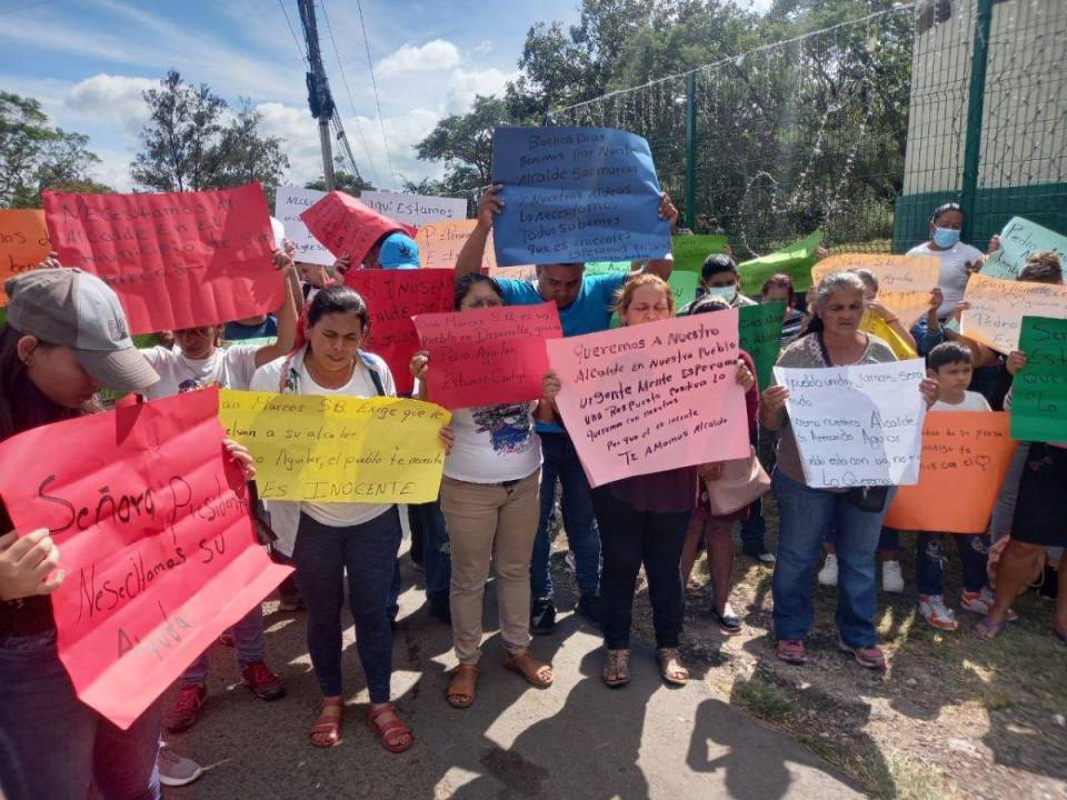 Alrededor de unas 25 personas se trasladaron hasta el Fuerte General de Cabañas en Tegucigalpa para exigir la liberación del alcalde.
