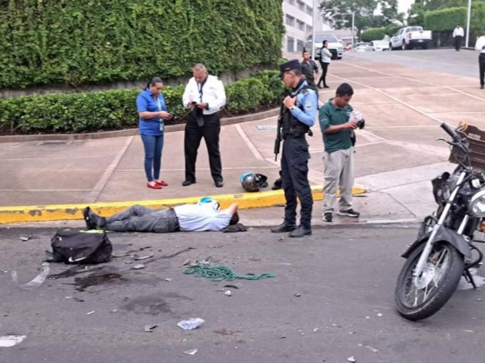 Al lugar llegaron elementos de la policía para apoyar a los lesionados en espera de una ambulancia que los trasladara para recibir atención médica.