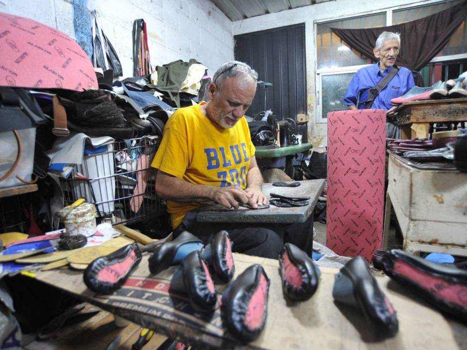 Cada día se vuelve más difícil mantener los talleres de zapatos debido al alto costo de la materia prima, la competencia del calzado chino y la falta de personal para trabajar en el rubro.