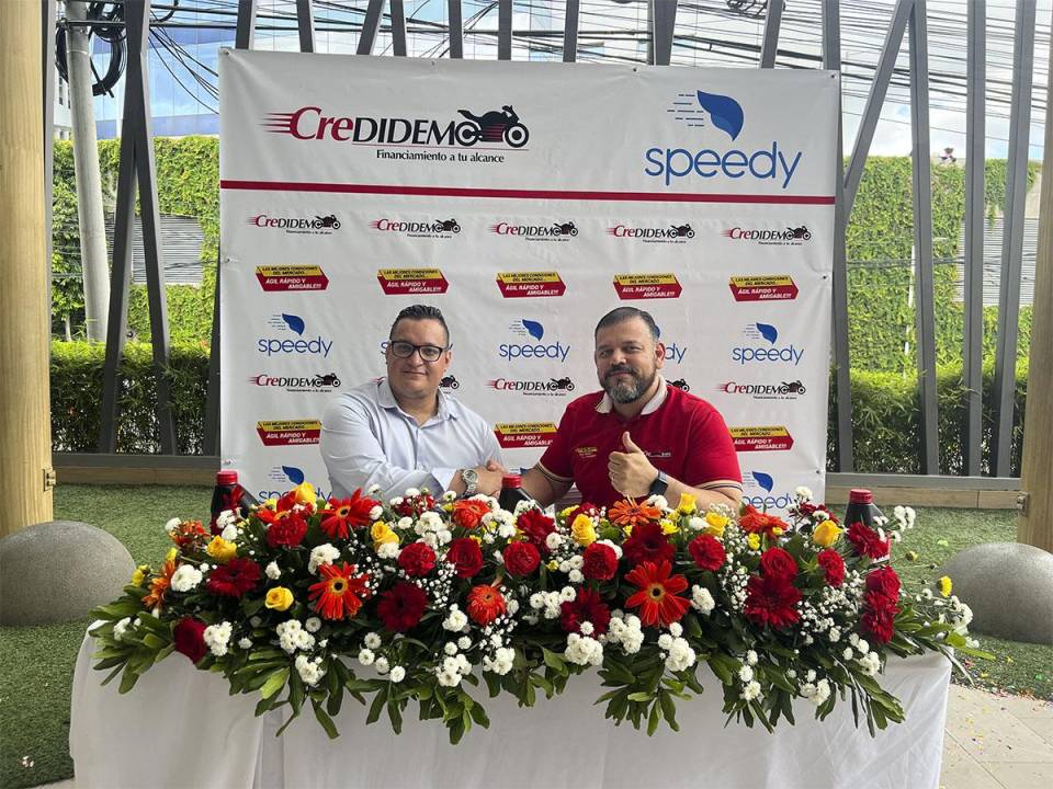Ángel Maldonado y Edwin Flores ejecutivos de Speedy y Credidemo, consolidando la alianza estratégica.