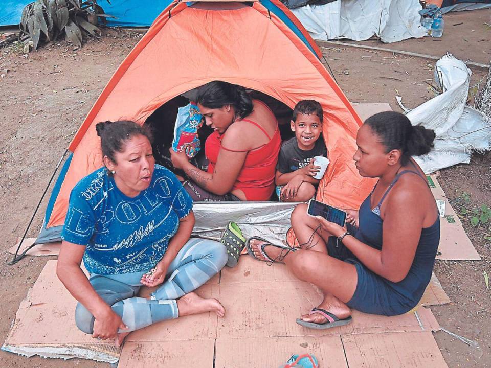 Hasta 8 personas de una misma familia duermen en tiendas de acampar usando cartón como cama. Estas familias no tienen qué comer y tampoco para seguir su paso a Estados Unidos.