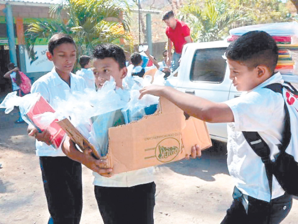 Siempre que el personal de EL HERALDO realiza una entrega, con emoción los niños ayudan a cargar los paquetes de útiles escolares.