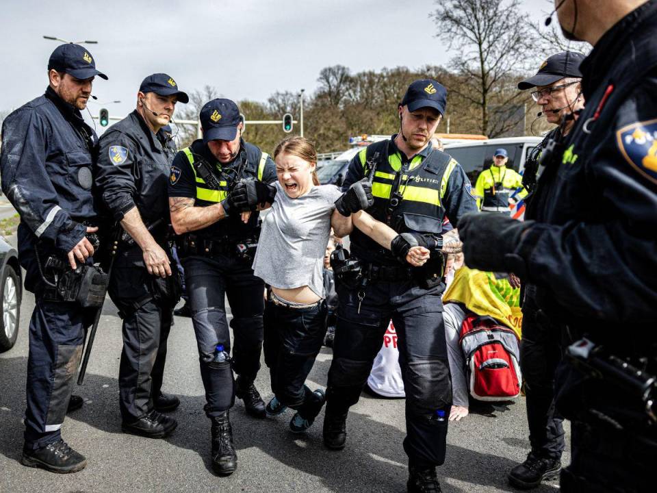 La activista climática sueca Greta Thunberg es arrestada durante una marcha climática contra los subsidios a los fósiles cerca de la autopista A12 en La Haya.
