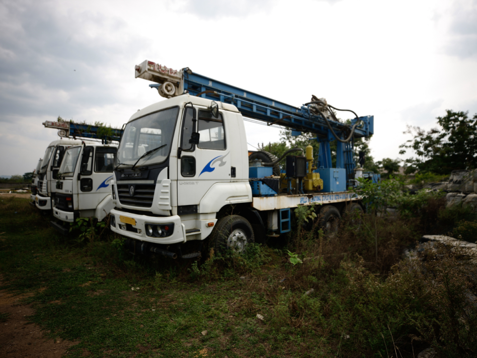 5.8 millones de dólares en materiales de riego y equipo para perforación de pozos están tirados en un predio del valle de Jamástrán, en el oriente de Honduras.