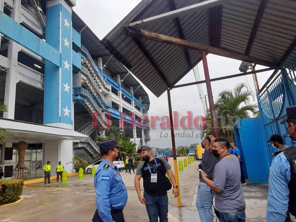 Pocos aficionados y protección ante la lluvia: Así luce el Olímpico previo al Honduras-Canadá